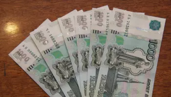 Новая семейная выплата и эксперименты при посадке на самолёт. Какие законы вступят в силу в июне