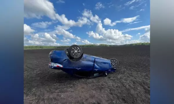 В Воронежской области Kia Rio съехал на обочину и перевернулся: пострадали 2 женщины