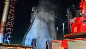 Пожар в воронежском селе уничтожил сушилку и повредил ангар