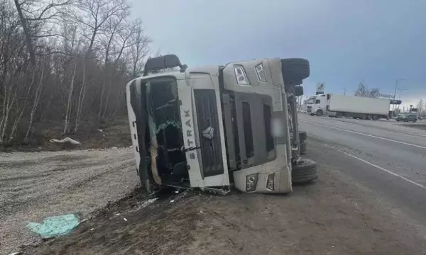 Под Воронежем опрокинулась фура: водитель попал в больницу