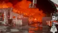 Полностью сгорел двухэтажный склад на бывшей заводской территории в Воронеже
