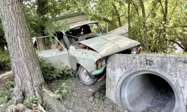 В воронежском поселке Централь &laquo;ИЖ&raquo; врезался в бетонный водосток: пострадали 3 человека