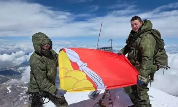 Кадет из Борисоглебска развернул флаг Воронежской области на вершине Эльбруса