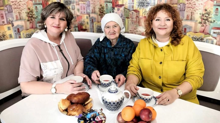 Сестры с мамой.