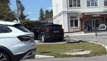 В Воронежской области машина влетела в забор у школы: видео