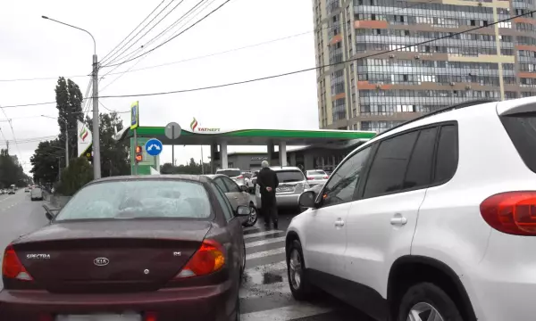 Главное за ночь. Петербургские водители жалуются на качество бензина, крест убил священника