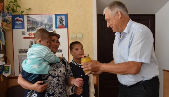 Поворинский пчеловод передал мед многодетным семьям