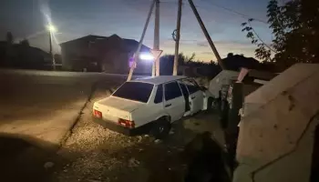 Под Воронежем ВАЗ влетел в бетонную ограду мусорки: пострадали 4 человека