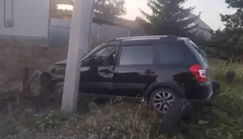 В Воронежской области пьяный водитель &laquo;Лады&raquo; врезался в столб: пострадали 2 мужчины