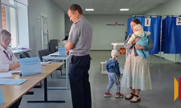 В Верхнем Мамоне многодетная семья проголосовала на выборах одной из первых