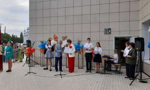 Аннинской школе подарили сертификат на 100 тыс рублей