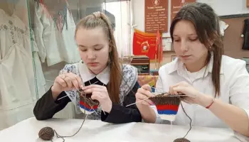 Нижнедевицкие школьники начали вязать носки для бойцов СВО