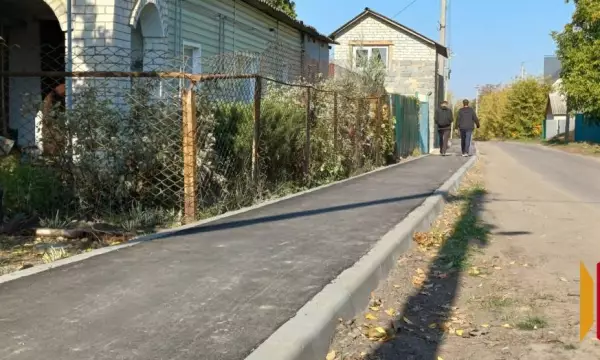 В хохольском селе Гремячье проложили тротуар к социальным объектам