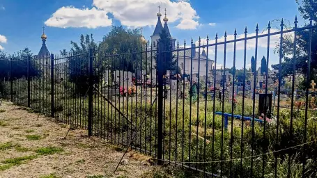 Общественники лискинского села Залужное заменили ограждение на кладбище возле храма