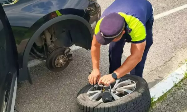 В Воронежской области полицейские помогли семье с 2 детьми починить машину с 2 пробитыми колесами
