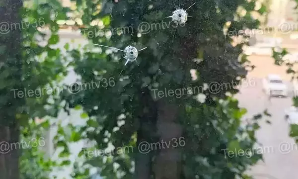 Неизвестный обстрелял окна многоэтажки на улице Хользунова в Воронеже