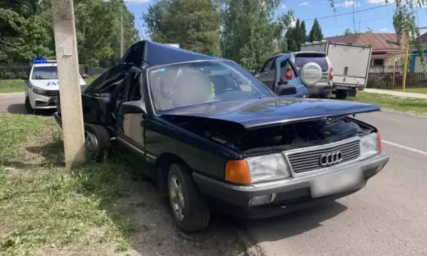 В Воронежской области пьяный водитель Audi врезался в столб и попал в больницу
