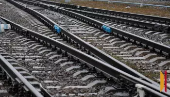 В Лисках Воронежской области полосу отвода железной дороги завалило мусором