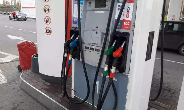 Огромные очереди выстроились на воронежских АЗС за бензином