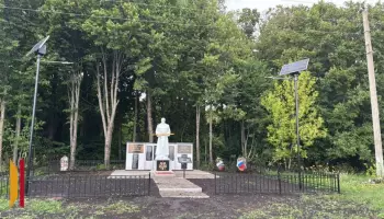 В верхнехавском селе Перовка активисты отремонтировали памятник землякам-фронтовикам