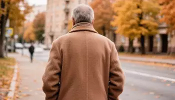 На мужчину, пристающего к девочкам, пожаловались жители Лисок Воронежской области