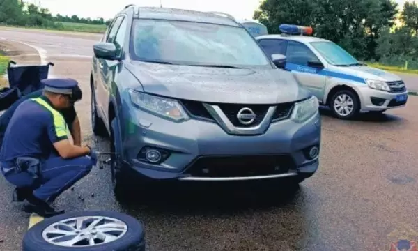 Воронежские полицейские помогли водителю Nissan заменить проколотое колесо