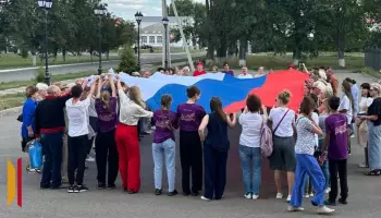 В Каменке развернули 10-метровый триколор