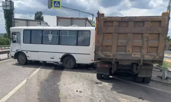 Появились подробности массового ДТП с фурами и рейсовым автобусом под Воронежем: пострадали 2 женщины