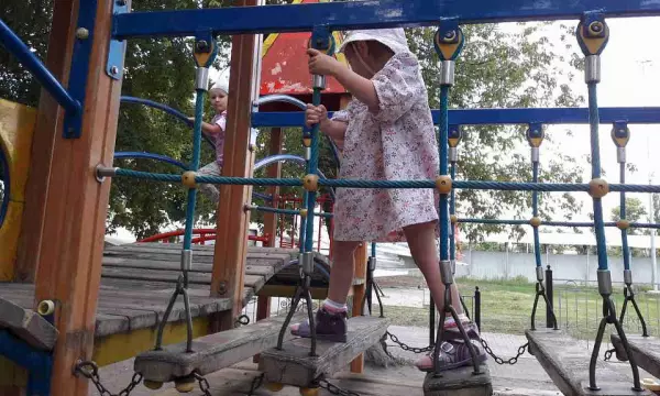 Фаланги пальца лишилась 7-летняя девочка на детской площадке в Воронеже
