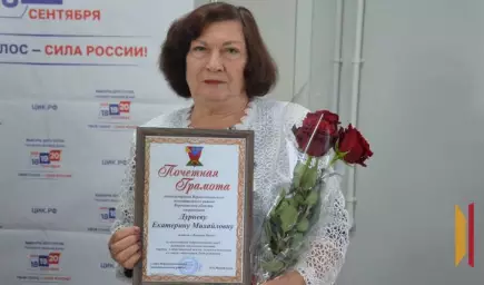 В Верхнем Мамоне член УИК отметила двойной юбилей в день выборов