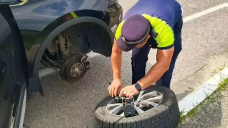 В Воронежской области полицейские помогли семье с 2 детьми починить машину с 2 пробитыми колесами