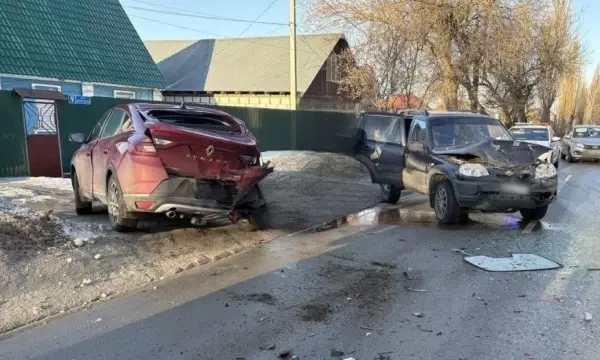 Под Воронежем столкнулись Renault и Chevrolet Niva: пострадали 2 мужчины