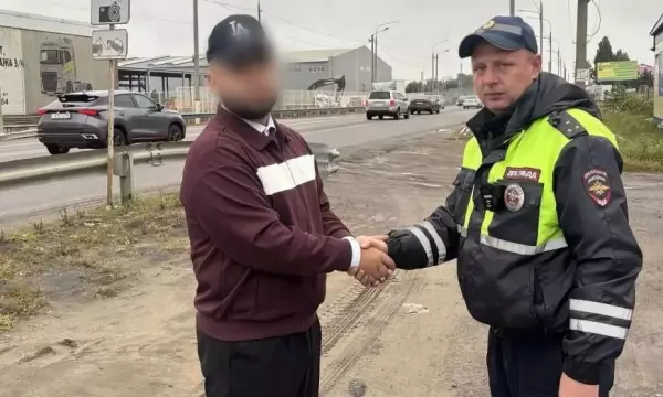 Воронежские полицейские помогли водителю отбуксировать до автосервиса &laquo;Ладу Приору&raquo; с проколотой шиной