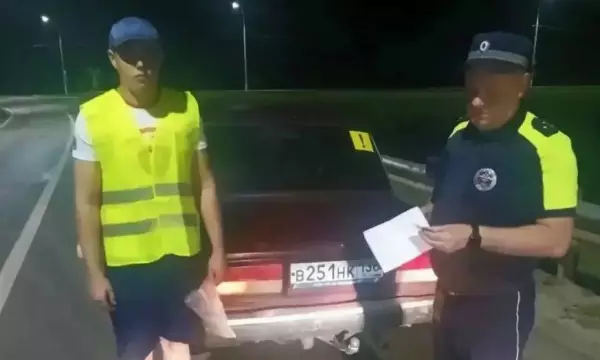 Воронежские полицейские помогли 20-летнему водителю ВАЗ заменить колесо ночью