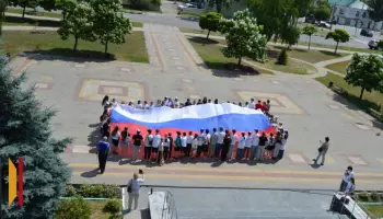 В Лисках в преддверии Дня России активисты развернули 10-метровый триколор