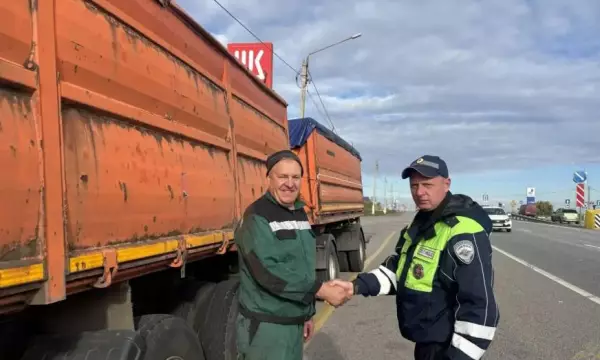 Воронежские полицейские пришли на помощь водителю КамАЗа, у которого оторвался карданный вал