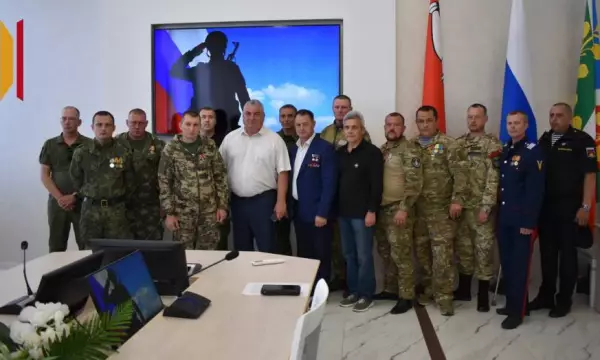 Герой России Борис Нижевенок встретился с ольховатскими ветеранами СВО