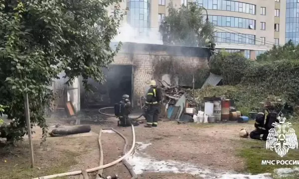 Гараж загорелся в самом центре Воронежа