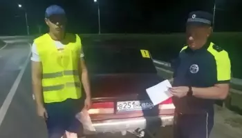 Воронежские полицейские помогли 20-летнему водителю ВАЗ заменить колесо ночью