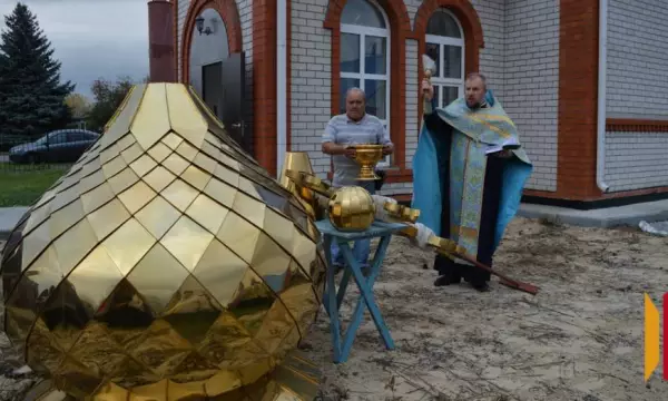 В селе Каширское освятили купол и крест для храма-часовни