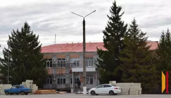 В Петропавловке приступили к ремонту фасада здания районной администрации