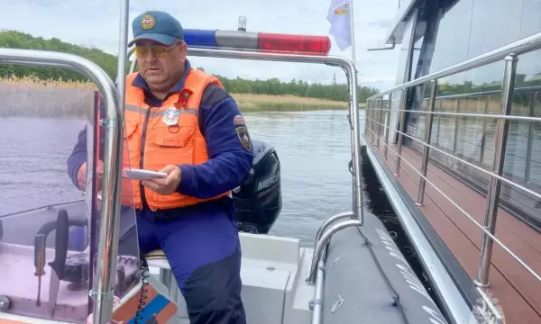 Осенняя рыбалка с лодки: как обезопасить себя в холодной воде