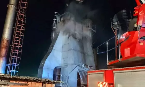 Пожар в воронежском селе уничтожил сушилку и повредил ангар