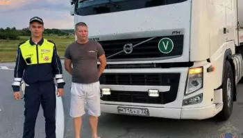 Воронежские полицейские пришли на помощь водителю фуры с пробитым колесом