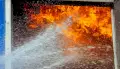 Шестнадцать пожарных тушили загоревшуюся многоэтажку в центре Воронеже