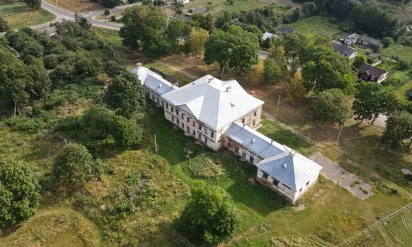 Главное за ночь. Россиянка купила дворец за 2,4 тысячи рублей, а находившаяся в коме ветврач умерла спустя 9 месяцев