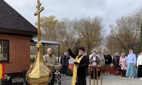 В Панино на старом кладбище освятили накупольный крест новой часовни