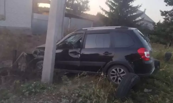 В Воронежской области пьяный водитель &laquo;Лады&raquo; врезался в столб: пострадали 2 мужчины