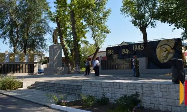 В Воронежской области пьяный 24-летний мужчина поджег венок на воинском захоронении