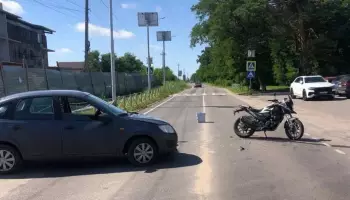 Под Воронежем 22-летний мотоциклист выехал на встречку и врезался в &laquo;Ладу&raquo;